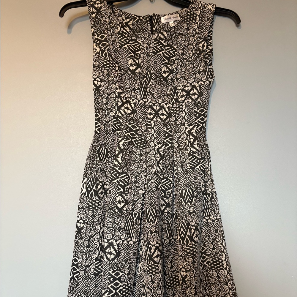 Emerald Sundae Black and White Geometric Midi Dress M $20
